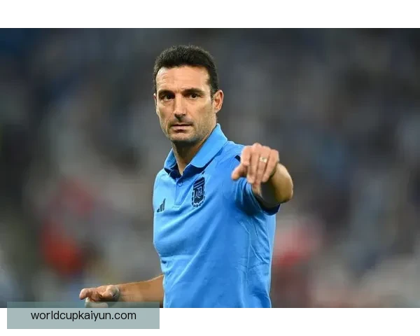 斯卡洛尼的球队精神文化正在持续提升，展现出强大的内部凝聚力与战斗精神。